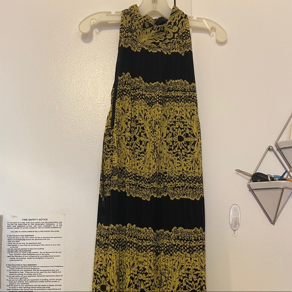Forever 21 Black and Yellow Mini Dress - Picture 5 of 7